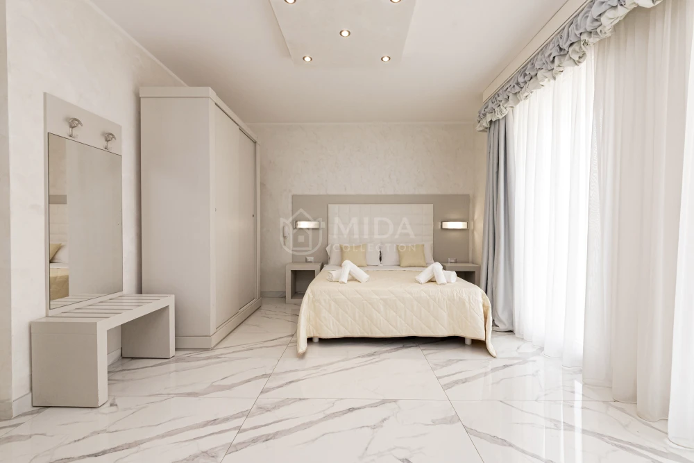 Riviera Luxury - Camera 1
